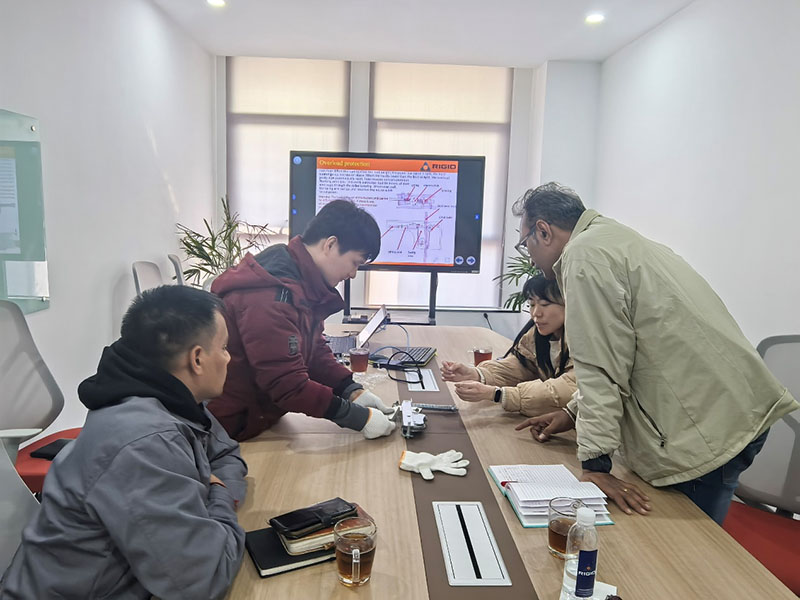 Transgraniczna wymiana technologiczna: Wizyta klientów międzynarodowych kończy się pomyślnym szkoleniem w zakresie konserwacji wciągników